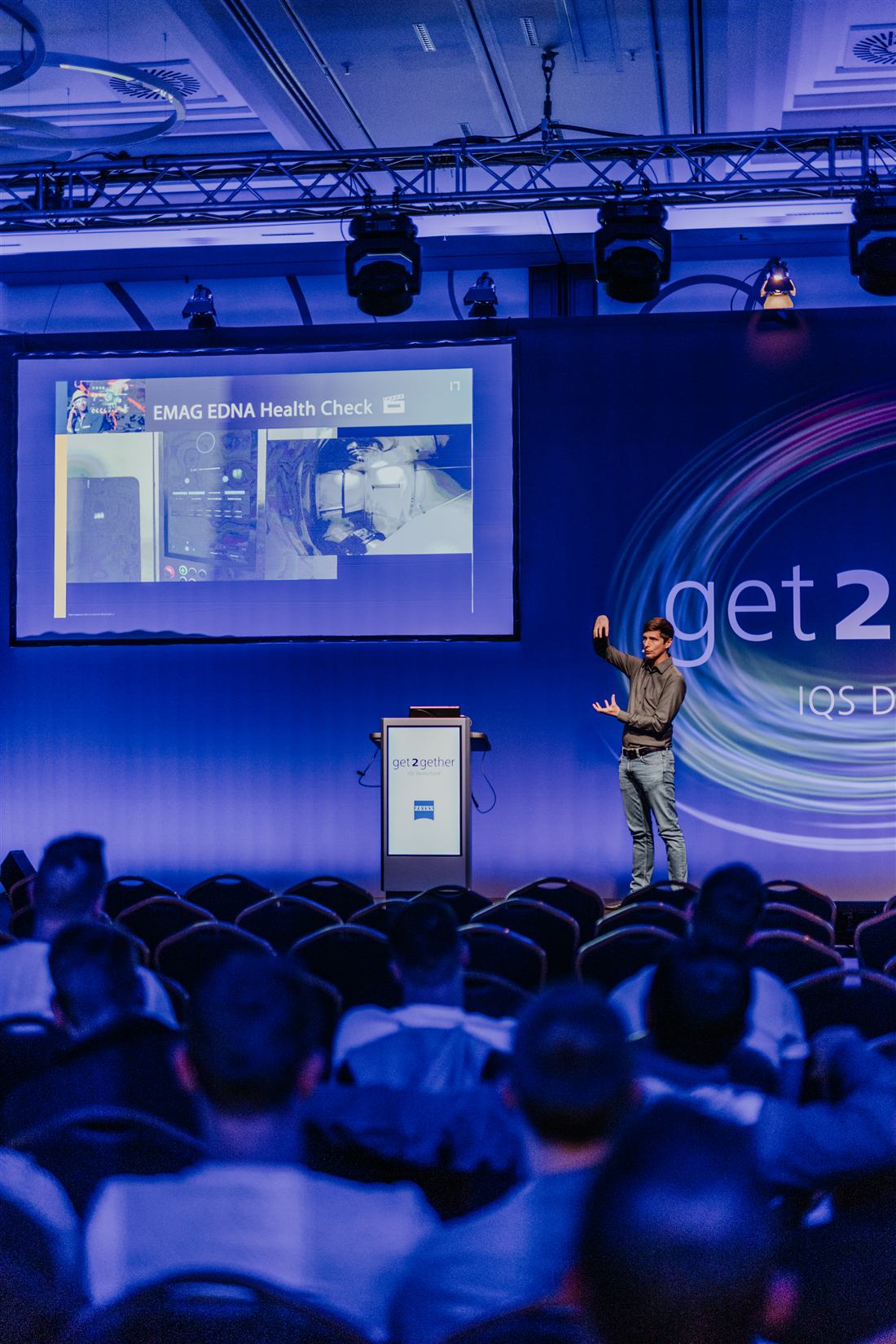 Vortrag auf der Bühne der ZEISS get2gether vor vollem Saal